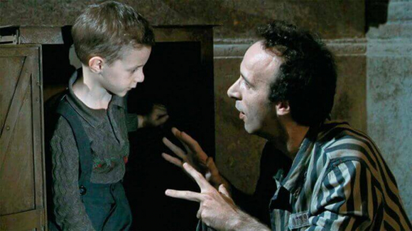 Roberto Benigni, em A Vida é Bela.