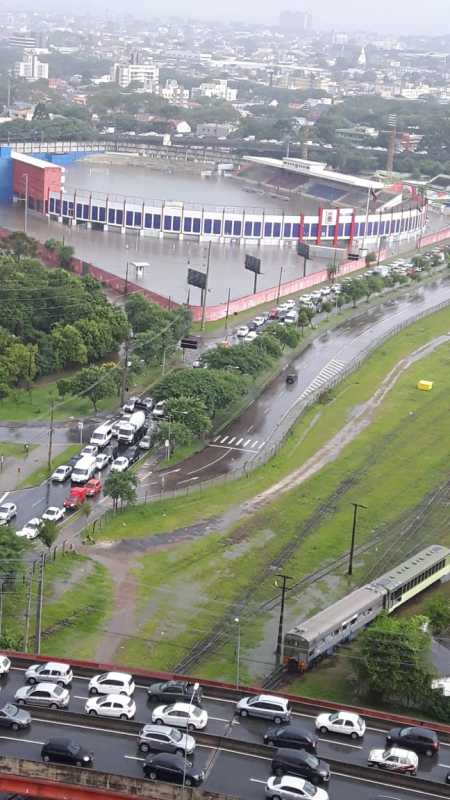 Estádio Vila Capanema completamente inundado.