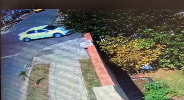 Vídeo de câmera de segurança usada para encontrar os suspeitos