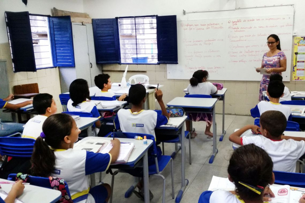 Sob pretexto de coibir suposta "doutrinação", projeto estabelece restrições à discussões sobre política, gênero e sexualidade nas escolas