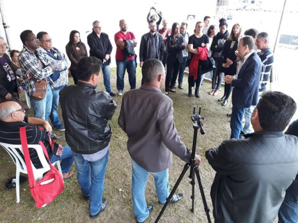 Servidores em frente ao Palácio Iguaçu ouvem relato de deputados sobre encontro com o governador