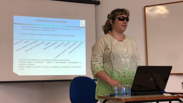 Luciane Molina durante a sua defesa de mestrado na Universidade de Taubaté.