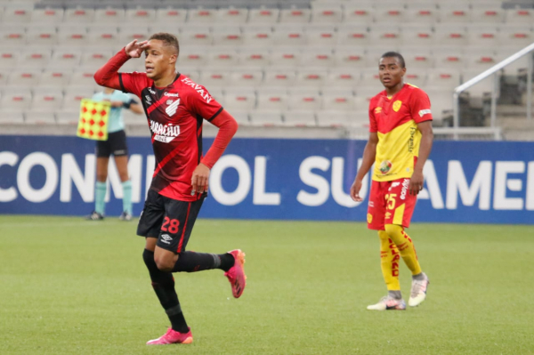 Vitinho comemora gol contra o Aucas, na Sul-Americana