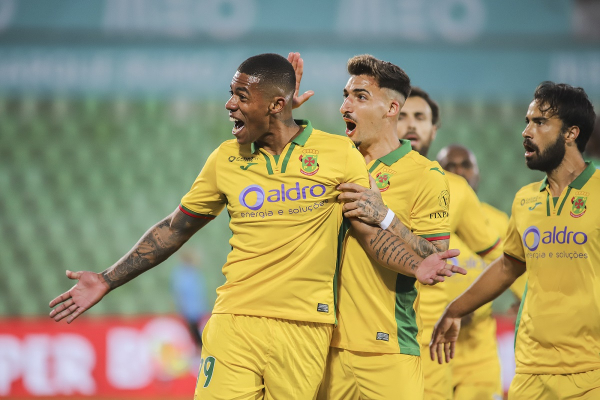 Douglas Tanque comemora gol do Paços de Ferreira