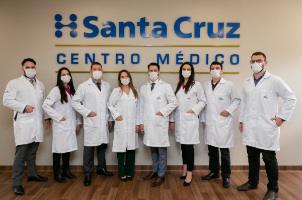 Na foto, a partir da esquerda, os médicos Luiz Penzo, Ana Carolina Andrade, Diego Seabra, Kristel Back Merida, Leonardo Ruschel, Mayara Marques, José Malosti e Leonardo Pagnan.