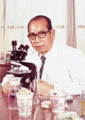 Momofuku Ando analisando Cup Noodles