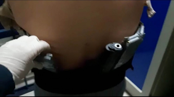 As munições presas no corpo de uma das traficantes