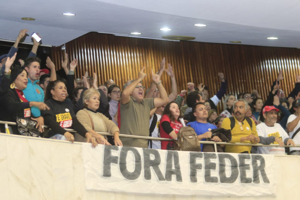 Servidores ocupam galerias da Assembleia: invasão ocorreu após discurso de deputado Ricardo Arruda (PSL)