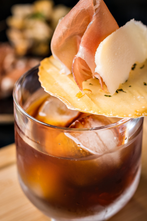 Café da manhã prolongado e welcome drinks no NH Curitiba The Five