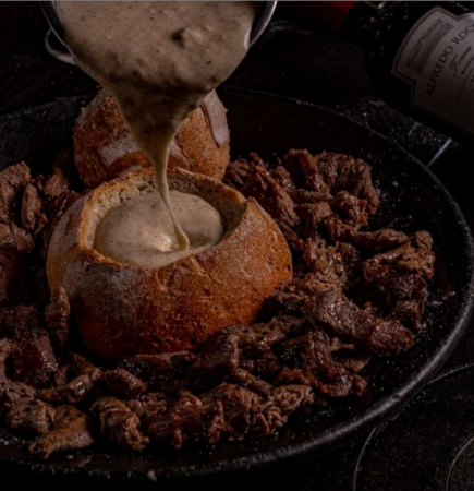Fondue no pão é o prato oferecido