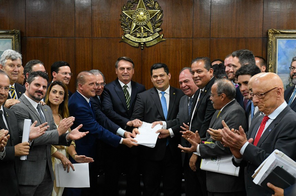 Entrega das propostas na Presidência do Senado reuniu o presidente Jair Bolsonaro, o presidente do Senado, Davi Alcolumbre, além de ministros e senadores