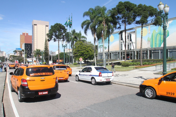 Proposta isenta motoristas de táxi e permissionários do transporte escolar do pagamento da taxa de outorga