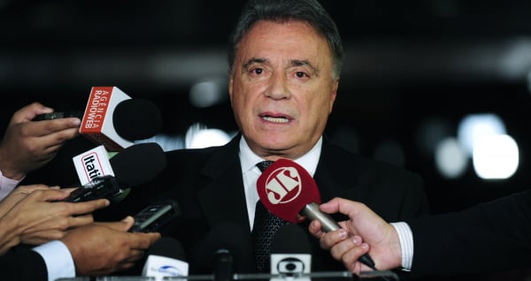 Alvaro: senador disse ser a favor de manutenção de veto de presidente, mas contrário a manifestações contra o Congresso como instituição.
