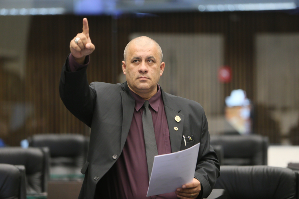Soldado Fruet (PROS): "A JMK diz que o governo está inadimplente, o governo diz que está pagando em dia"