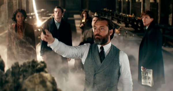 O professor Alvus Dumbledore e seus aliados: franquia de ‘Animais Fantásticos’ “mudou” de protagonista