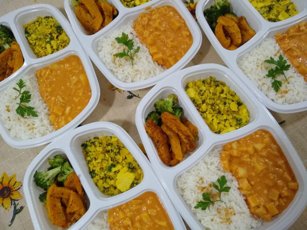 As marmitas são preparadas conforme os rigorosos critérios de higiene e trazem legumes, verduras, frutas, leguminosas e sementes
