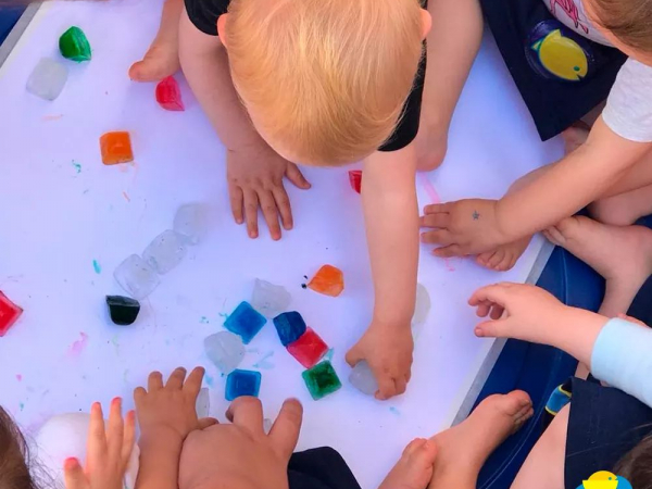 Crianças da Escola Peixinho Dourado em atividades que vão além do manuseio com o plástico.