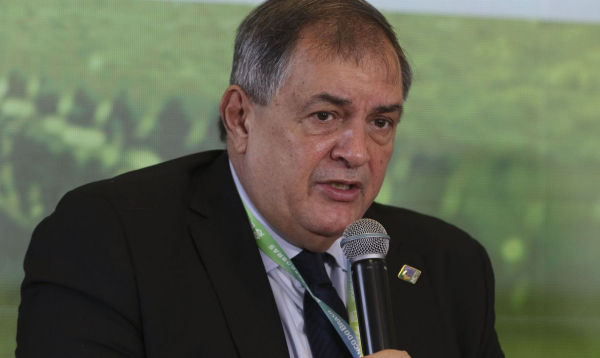 Paulo Alvim: ministro visita colégio e universidade