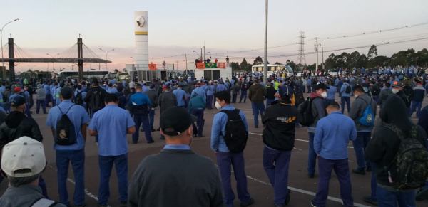 Trabalhadores da Renault em manifestação contra demissões: segundo deputados, montadora pode perder benefícios fiscais que recebeu do Estado