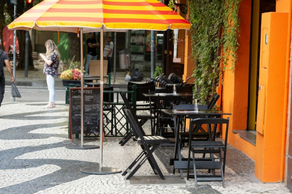 Pela proposta, enquanto durar a pandemia, casas noturnas e bares estariam autorizadas a funcionar como restaurantes e lanchonetes