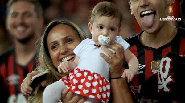 A emoção da torcida atleticana na Arena da Baixada