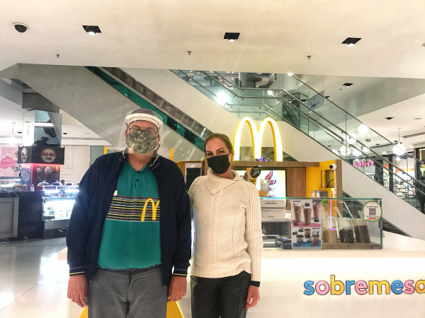 Kevin e Ester no quiosque de sobremesas do McDonald´s no Shopping Mueller