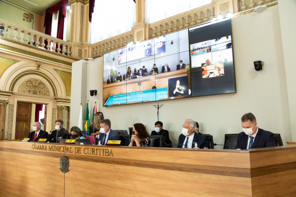 Câmara: parlamentares ainda votam hoje reajuste de seus próprios salários
