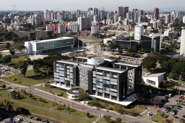 Centro Cívico: governo alega que lei de socorro federal obriga estados a suspenderem reajustes