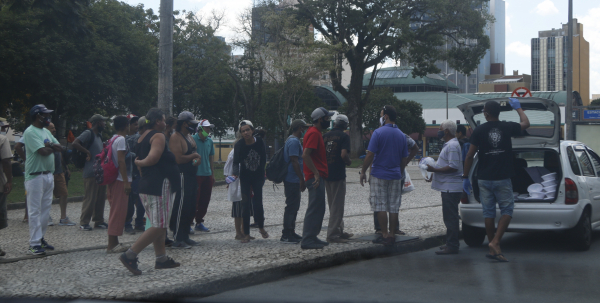 Pelo projeto, quem “distribuir alimentos em desacordo com os horários, datas e locais autorizados pelo Município” poderá ser multado de R$ 150 a R$ 550, após advertência.