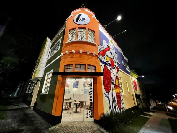 Hostel dispõe de dois quartos coletivos com 12 leitos, três suítes
