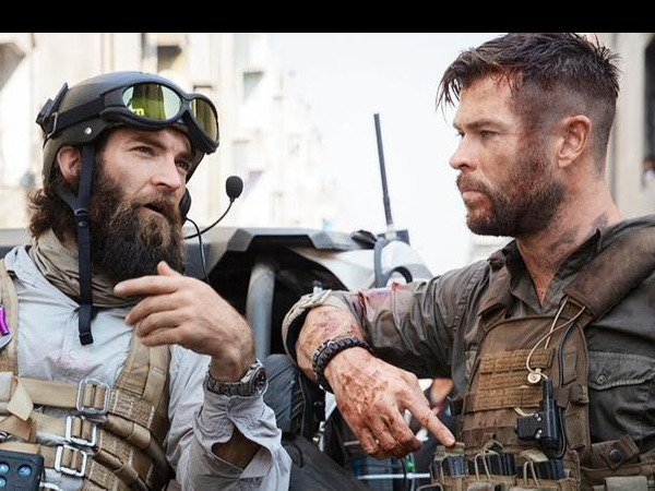 O diretor e ex-dublê Sam Hargrave conversa com Chris Hemsworth nas filmagens de "O Resgate".
