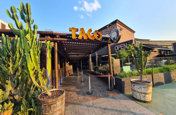 Taco El Pancho e Sherindas Irish Pub.