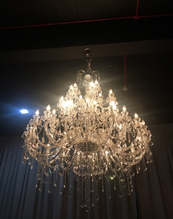 Lustre do Clube Milano já demonstra o luxo do lugar