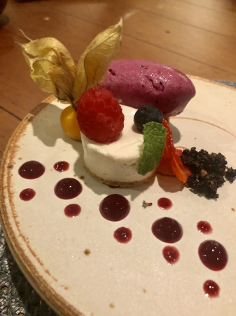 Cheesecake de tofu com sorvete de uva e calda de frutas vermelhas