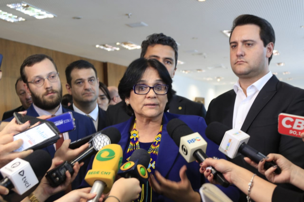 Damares: "Quem riu de mim leva seus filhos para ver papai noel no shopping e papai noel não existe"