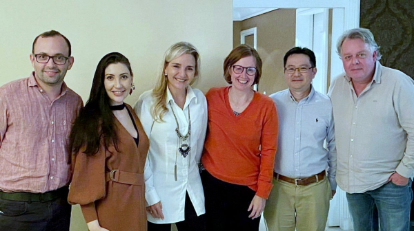 Na foto: Equipe de Nefrologia do Pilar Hospital: Dr. Diogo Peixoto, Dra. Luana Daitschmann, Dra. Maria Laura Neme, Dra. Carolina Pozzi, Dr. Fábio Ogata e Dr. Ricardo Benvenuti.
