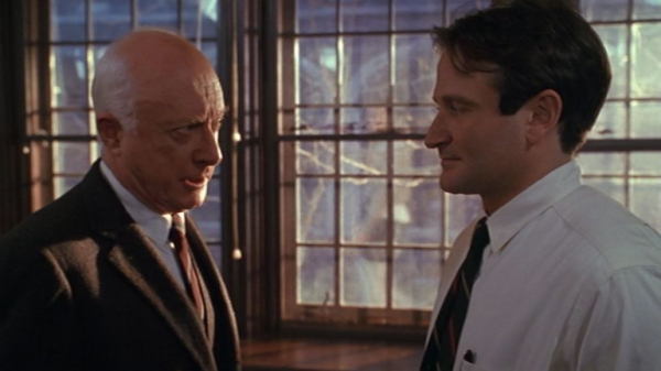 Nolan (Norman Lloyd) e Keating (Robin Williams) em 'Sociedade dos Poetas Mortos'