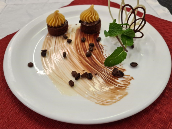 O Deville Prime Porto Alegre na semana de 24 a 30 de maio oferece um cardápio sofisticado assinado pelo chef José Cedres com pratos que levam café em sua receita
