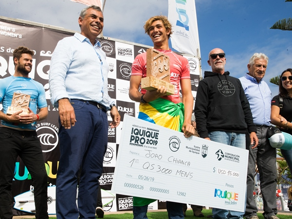 João Chianca" recebendo o cheque de U$ 15 mil do QS 3000