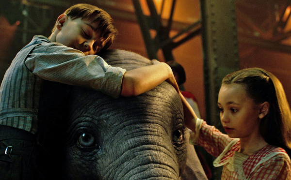 Trecho do filme Dumbo, com sessão acessível às 13h30 e às 18h10, até terça, dia 23.