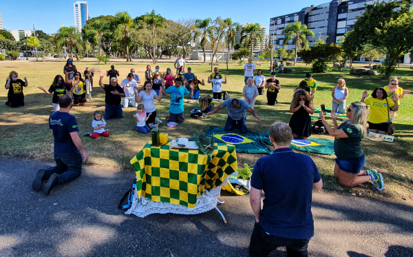 Apoiadores do presidente fazem oração em frente ao Palácio Iguaçu: alguns manifestantes usavam máscaras