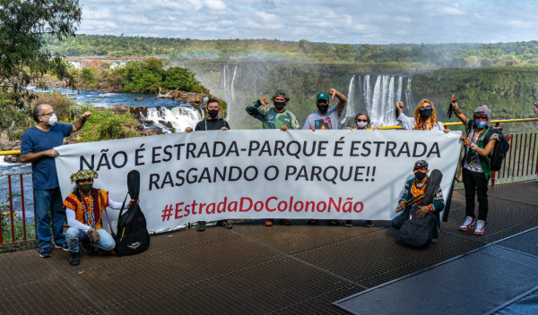 Ambientalistas protestaram nas Cataratas do Iguaçu contra projeto