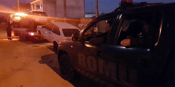 Equipe da Romu retira os carros roubados da casa em que estavam