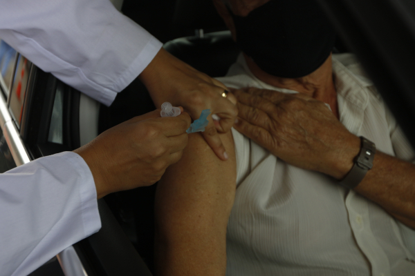 Entre as suspeitas, destacam-se a de um vereador sem formação superior que foi vacinado como farmacêutico