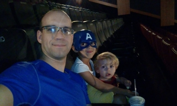 O trio feliz na sessão do CineBaby