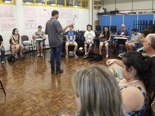 Professor Luiz Amorim durante aula na Oficina de Música de Curitiba