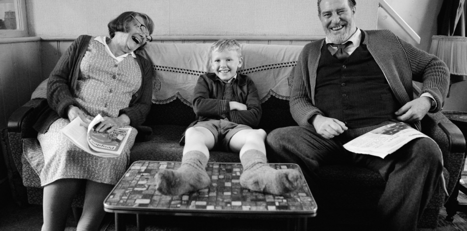 Buddy (Jude Hill) entre os avós em ‘Belfast’: autobiografia de Branagh