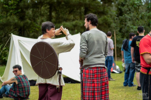 Banquete, dança celta, hidromel: sábado tem acampamento medieval na Grande Curitiba