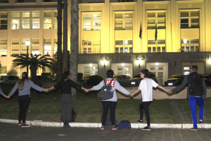 Em protesto contra assédio, estudantes dão abraço simbólico no prédio no Colégio Estadual do Paraná 