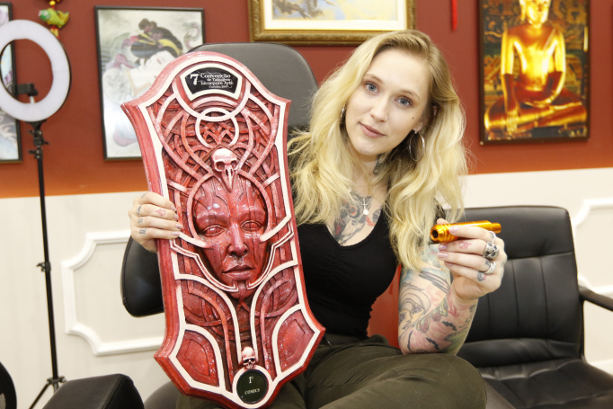 Paola Cristine do Nascimento, tatuadora há 12 anos, percebe mudanças: arte